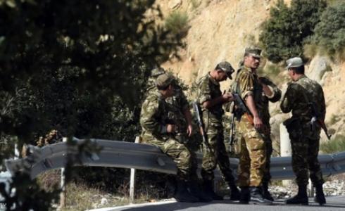 أرشيفية لعناصر من الجيش الجزائري أثناء ملاحقة مسلحين