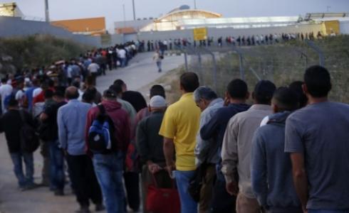 عمال فلسطينيون على الحواجز الإسرائيلية بانتظار المساح لهم بالدخول إلى مواقع عملهم