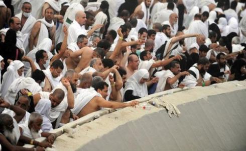 الحجاج يرمون الجمرات- أرشيفية