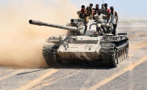 القوات الموالية للشرعية على متن دبابة بالمخا / أرشيفية