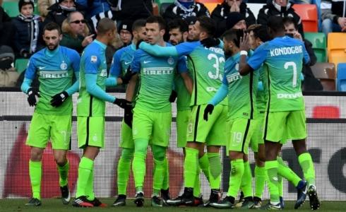 فريق انتر ميلان خلال المباراة
