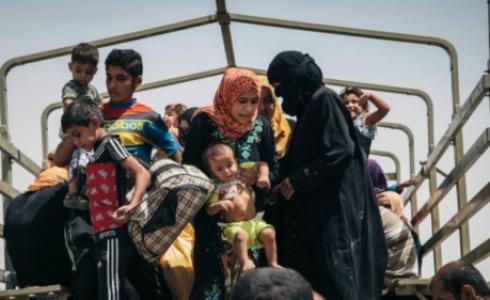 يواجه مئات العراقيين ظروفا قاسية بعد هروبهم من مدينة الموصل مع تواصل المعارك.