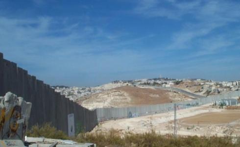 جانب من الجدار الإسرائيلي العازل في بلدة أبو ديس شرقي القدس