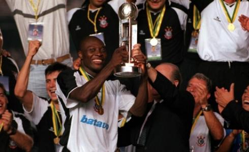 كورينثيانز البرازيلي يحتفل بلقب أول نسخة