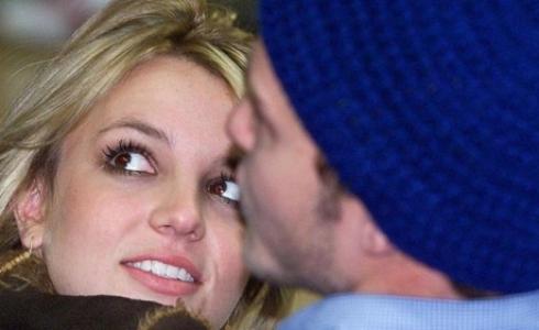 بثت إذاعة تكساس أنباء عن مقتل بريتني سبيرز وصديقها جاستن تيمبرلايك في حادث سير عام 2001