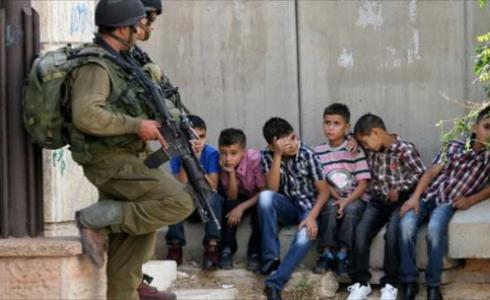 جنود الاحتلال الاسرائيلي يحتجزون أطفالا  فلسطينيين"أرشيف"