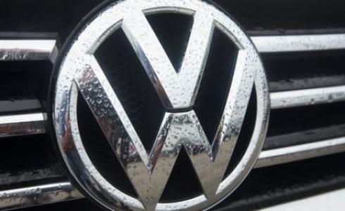 فولكس فاغن وافقت في يونيو/تموز الماضي على دفع تعويضات بقيمة 15 مليار دولار تتعلق بـ475 ألف سيارة أخرى طالتها فضيحة الانبعاثات