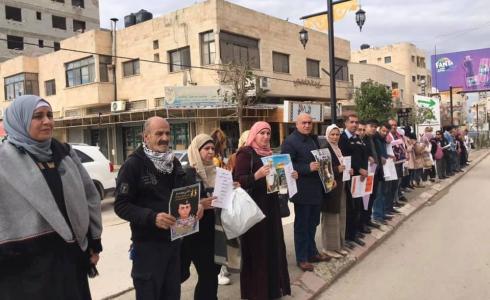 سلسلة بشرية دعما للاسرى في جنين