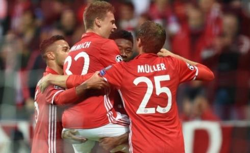 لاعبو بايرن ميونخ يحتفلون بأحد الأهداف