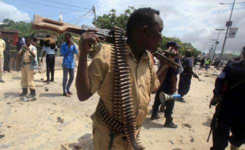 شرطي صومالي في موقع انفجار في العاصمة مقديشو - أرشيفية