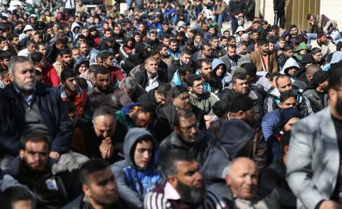 صلاة الجمعة أمام مقر الصليب الأحمر في غزة تضامنا مع الأسرى