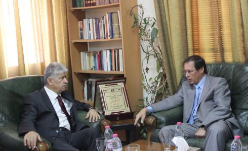 عضو اللجنة التنفيذية لمنظمة التحرير الفلسطينية أحمد مجدلاني خلال لقاء جمعه مع سفير روسيا الاتحادية لدى فلسطين حيدر أغانين 