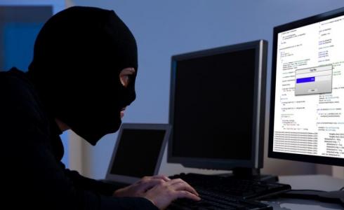 شخص يمارس الابتزاز الالكتروني - توضيحية