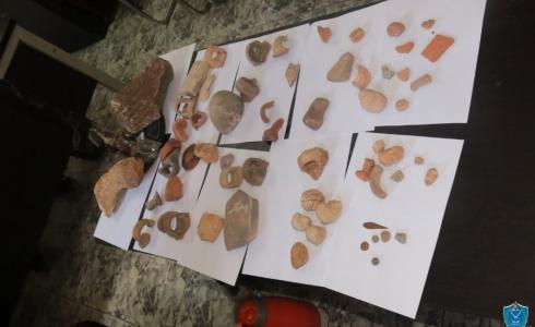  الشرطة تضبط ماكينة تنقيب عن اثار وتضبط 62 قطعة اثرية في نابلس