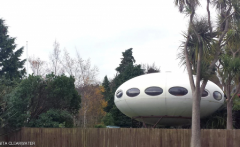 منزلا في نيوزيلنده أقيم قبل أربعة عقود على شكل بيضاوي