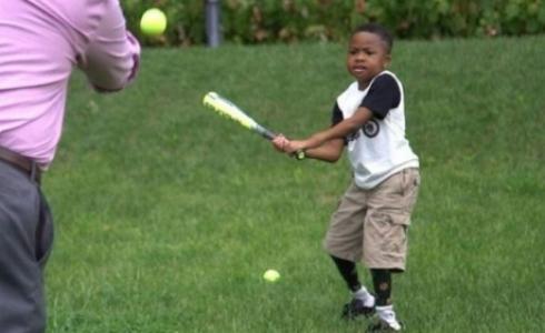 أول طفل في العالم يخضع لعملية زرع يدين