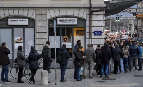 طابور أمام أحد مصارف تحويل العملات في جنيف