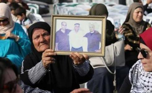 والدة الأسيرين  أحمد ورشدي الريماوي