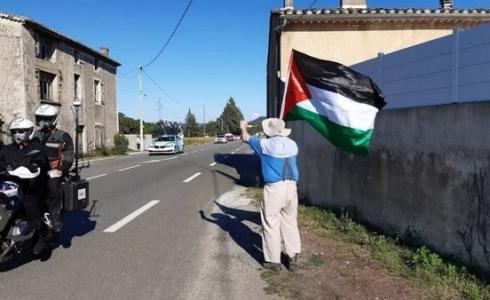 ناشط يرفع علم فلسطين خلال مشاركة فريق إسرائيلي في مسابقة سباق فرنسا للدراجات