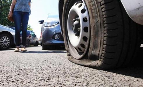 مجهولون يثقبون إطارات سيارات لفلسطينيين في مدينة الطيبة