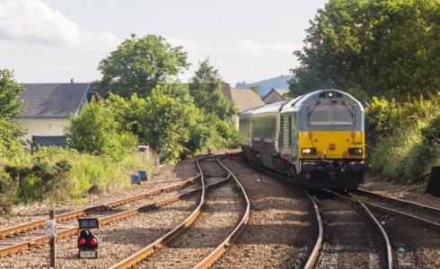 شاهد سقوط طفل من والده على القضبان لحظة عبور القطار
