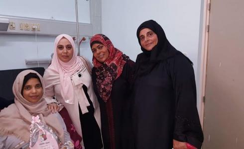 وفد من لجان العمل النسائي يزور المسعفة المصابة شروق أبو مسامح 
