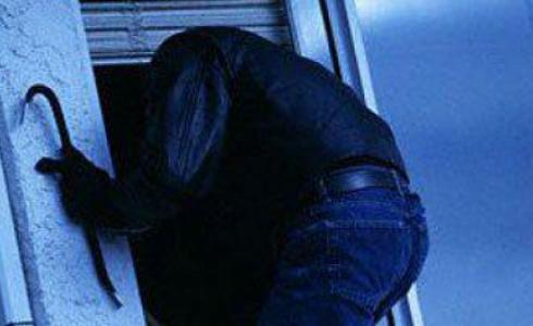 لص يسرق منزل