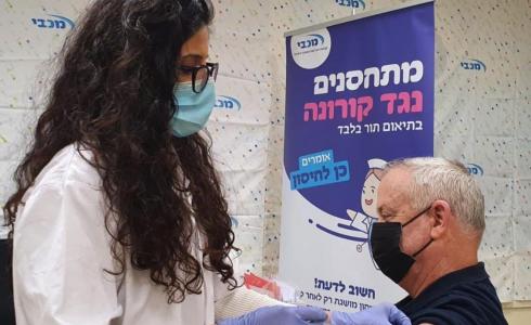 غانتس يتلقى تطعيما ضد فيروس كورونا