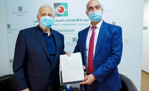 حنا ناصر يسلم ممثل التعاون الإسلامي دعوة للرقابة على الانتخابات