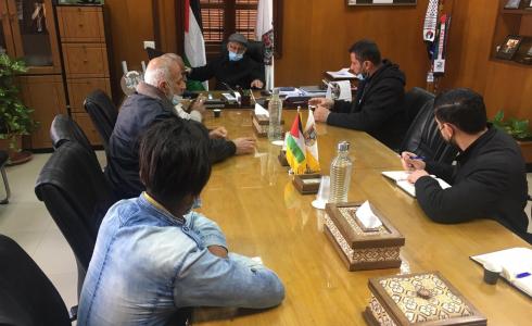 رئيس بلدية غزة يستقبل وفد من باعة حي الرمال