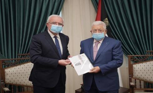 الرئيس محمود عباس يتسلم التقرير السنوي لوزارة الخارجية من الوزير رياض المالكي