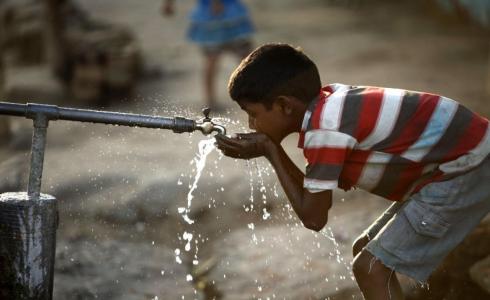 طفل يرتوي من المياه في غزة - ارشيف
