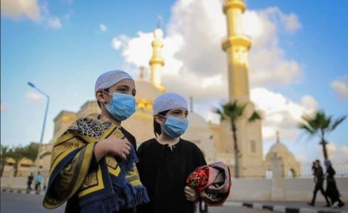 أطفال خلال ذهابهم لأداء صلاة الجمعة