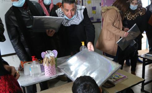 "التربية" توزع أجهزة حواسيب محمولة في مدرسة بادية رام الله