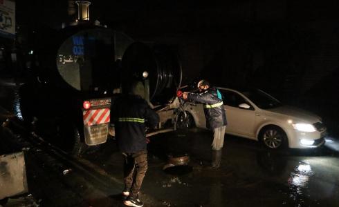 بلدية غزة تُواصل معالجة آثار المنخفض الجوي وتصريف مياه الأمطار
