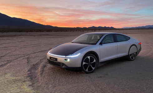 سيارة كهربائية ذاتية الشحن