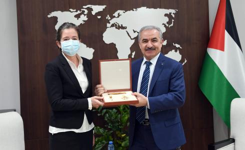 رئيس الوزراء الفلسطيني محمد اشتيه يكرم ممثلة الدنمارك في فلسطين
