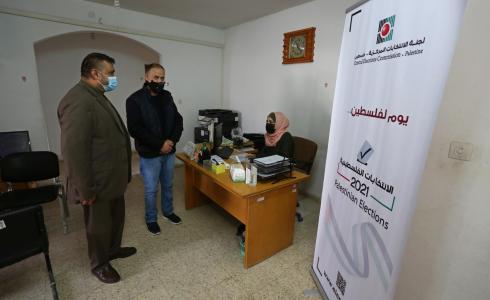 رئيس بلدية دير البلح يزور لجنة الانتخابات