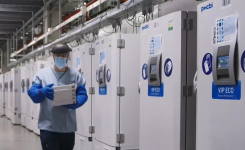 من داخل أحد مختبرات شركة فايزر الأمريكية