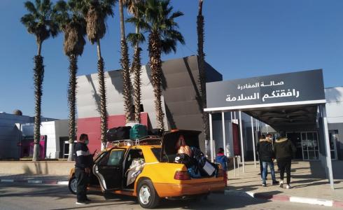 جانب من العمل عبر معبر رفح البري