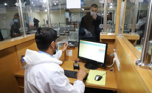 من العمل في استقبال المسافرين عبر معبر رفح