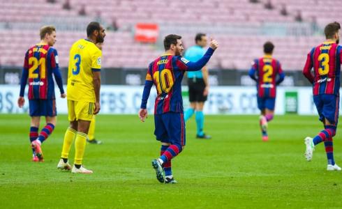 ميسي أحرز هدف برشلونة أمام قادش