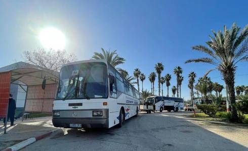 مسافرون عبر معبر رفح