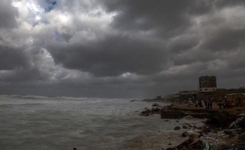 قوة المنخفض الجوي على شاطئ بحر غزة