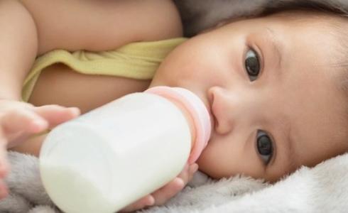 طفل يرضع حليب صناعي