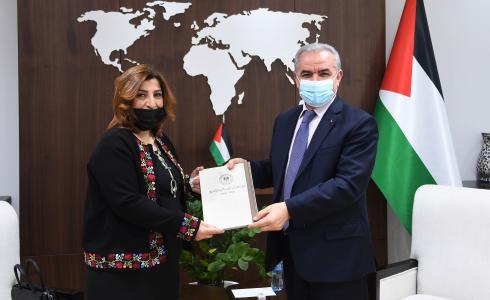 اشتية يتسلم تقرير انجازات ديوان الفتوى والتشريع