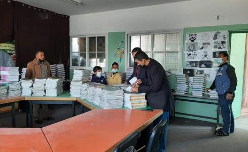 مدارس مديرية الوسطى تبدأ بتوزيع الكتب الدراسية على طلبتها