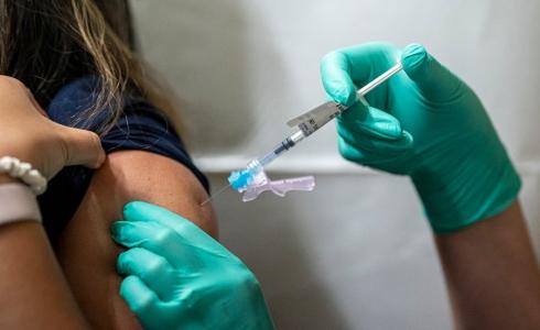 مواطنة إسرائيلية تتلقى لقاح كورونا