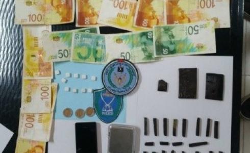 مضبوطات كانت بحوزة أحد تجار المخدرات