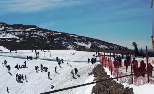 الزوار يهلون في الثلوج على جبل الشيخ